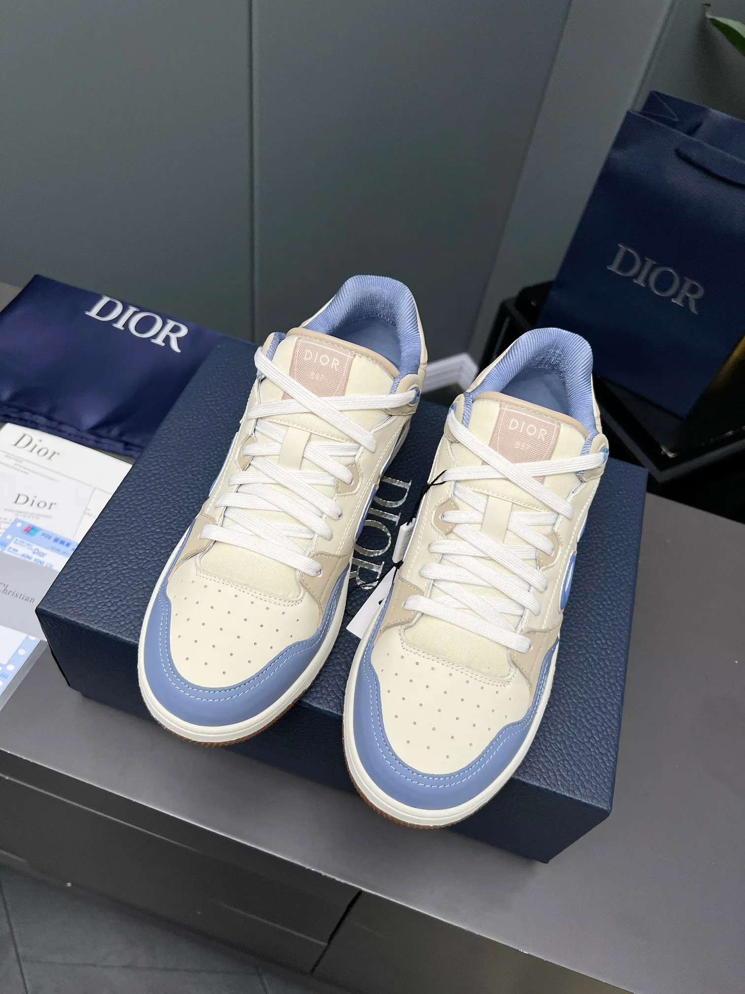 Men's Men's Shoes 💰600 Dior DiorB57 top version of low-top sneakers! ! ! Navy blue with beige smooth first-layer cowhide, fully oiled edges, T men's shoes 💰U outsole.  The 2024 autumn men's wear series has made a wonderful debut, a new classic item launched by Dior. Crafted from smooth first-grain cow leather in navy blue and beige, it's accented by a large leather heat-stamped CD logo on the sides. The distinctive laces of the same color match the color of the shoe body, and the opening and closing are decorated with various classic details on the tongue, sole and back side to enhance the style. The eyelet details, upper stitching and heel strip panels of the same color highlight the dynamic charm of its sports style. Exclusive two-color molded T men's shoes 💰U outsole is light, comfortable, non-slip and wear-resistant, the mesh lining and feet are customized with original colors, soft and breathable. Exquisite production technology highlights the grade, and can be matched with all kinds of clothing to create a refined look.
